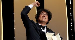 72 Festival de Cine de Cannes - Ceremonia de clausura - Cannes, Francia, 25 de mayo de 2019. El director Bong Joon-ho, ganador de un premio de la Palma de Oro por su película "Parasite" (Gisaengchung), reacciona. REUTERS / Stephane Mahe