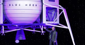 Jeff Bezos presenta un modelo del alunizador Blue Moon, en Washington. 9-5-19. (AP Foto/Patrick Semansky).
