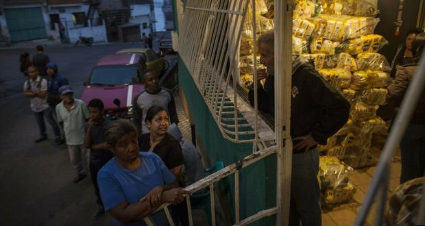 Habitantes del distrito Catia, en Caracas, esperan para recibir las bolsas de comida subsidiada por el gobierno en disputa de Nicolás Maduro, conocidas como CLAP, el 31 de enero del 2019.