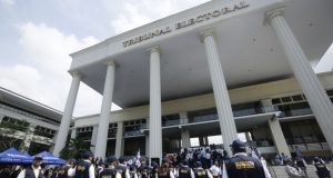 Representantes del Consejo Electoral panameño llegan al Tribunal Electoral luego que la Policía Nacional y los departamentos nacionales de seguridad reconocieron la autoridad del consejo como responsables de la seguridad antes de las elecciones generales. Abril 29 de 2019.