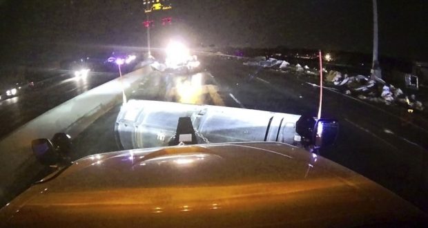 El martes 28 de mayo de 2019 se ve uno de los camiones del departamento mientras el personal trabaja en la Interestatal 75, al norte de Dayton, Ohio, para retirar escombros de la carretera tras posible tornado.