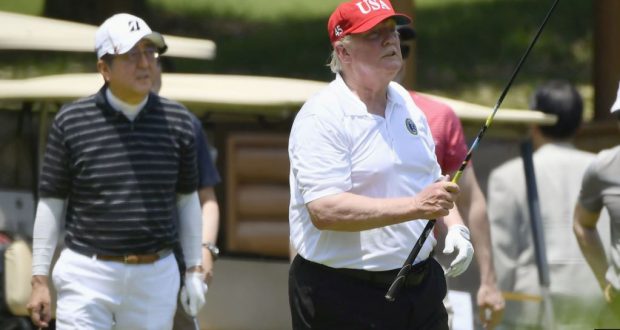 El presidente de EE.UU.,Donald Trump, y el primer ministro de Japón, Shinzo Abe, juegan golf en el Country Club Mobara, en la prefectura de Chiba, Japón, el 26 de mayo de 2019. Foto de la agencia Kyodo.