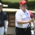 El presidente de EE.UU.,Donald Trump, y el primer ministro de Japón, Shinzo Abe, juegan golf en el Country Club Mobara, en la prefectura de Chiba, Japón, el 26 de mayo de 2019. Foto de la agencia Kyodo.