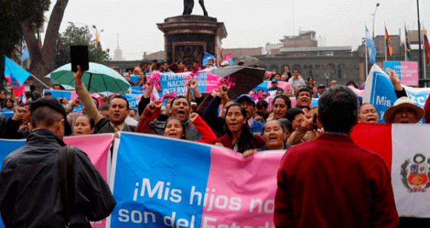 'Con mis hijos no te metas' en Plaza Bolívar del Congreso de la República. (Foto: GLR)