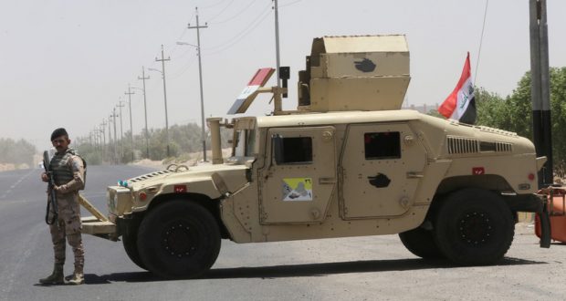 Un soldado iraquí junto a un vehículo militar, Basora, Irak, 19 de junio de 2019.