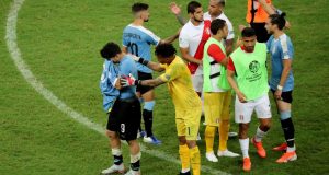 Perú vs, Uruguaya: futbolistas uruguayos saludaron a los peruanos. (Foto: Reuters)