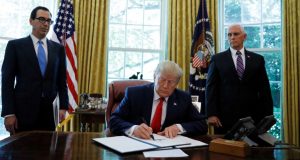 Donald Trump dijo a periodistas que las sanciones, que afectarán al líder supremo iraní Ayatolá Alí Jamenei, responden a el derribo de un avión estadounidense no tripulado la semana pasada.