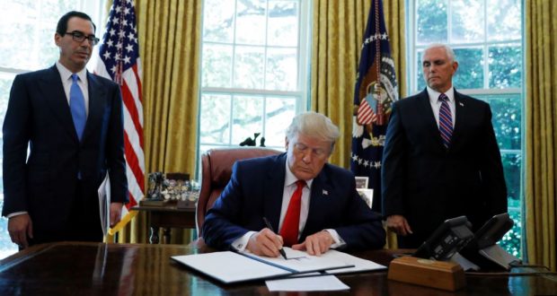 Donald Trump dijo a periodistas que las sanciones, que afectarán al líder supremo iraní Ayatolá Alí Jamenei, responden a el derribo de un avión estadounidense no tripulado la semana pasada.