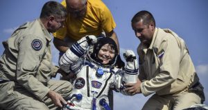 La cápsula Soyuz con los astronautas de Canadá, Rusia y Estados Unidos aterrizó en las estepas de Kazajistán, después de un viaje de tres horas y media desde el laboratorio en órbita.