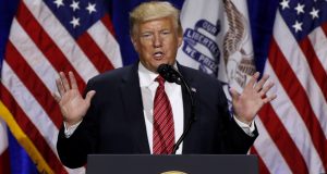 Durante la campaña de 2016 que llevó al presidente Donald Trump al poder, su hijo, Donald Trump Jr., se reunió con un abogado ruso que ofreció información negativa sobre la candidata demócrata Hillary Clinton.