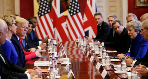 El presidente Donald Trump y la primera ministra británica, Theresa May, se reunieron en un desayuno de negocios en el Palacio de St. James, el martes 4 de junio de 2019.