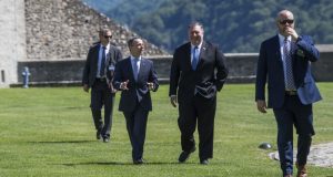 Mike Pompeo, secretario de Estado de EE.UU., (centro derecha), e Ignazio Cassis, ministro de Relaciones Exteriores de Suiza, (centro izquierda), conversan durante la visita de Pompeo en CastelGrande en Bellinzona, Suiza, el domingo 2 de junio de 2019.