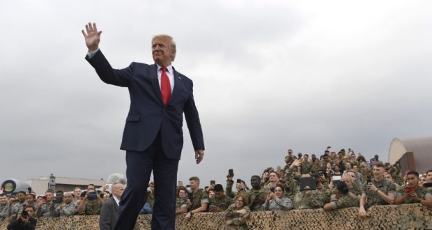 El presidente de EE.UU. Donald Trump llega a la base aérea de Osan, en Corea del Sur, para visitar a fuerzas estadounidenses allí desplegadas. Domingo 30 de junio de 2019. (AP Photo/Susan Walsh)