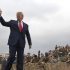 El presidente de EE.UU. Donald Trump llega a la base aérea de Osan, en Corea del Sur, para visitar a fuerzas estadounidenses allí desplegadas. Domingo 30 de junio de 2019. (AP Photo/Susan Walsh)