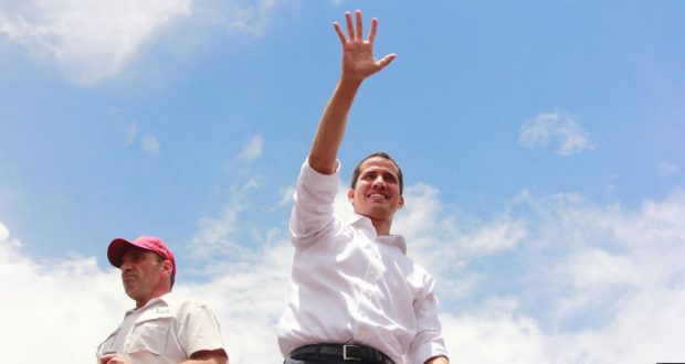El líder de la oposición venezolana Juan Guaidó, a quien muchas naciones han reconocido como el legítimo gobernante interino del país, asiste a la concentración en Barquisimeto, Venezuela. Foto de archivo.