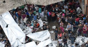 Imagen de archivo de migrantes vistos fuera de la estación McAllen de la Patrulla Fronteriza de EEUU, en un campamento improvisado en McAllen, Texas, EEUU, Mayo 15, 2019. REUTERS/Loren Elliott.