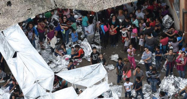 Imagen de archivo de migrantes vistos fuera de la estación McAllen de la Patrulla Fronteriza de EEUU, en un campamento improvisado en McAllen, Texas, EEUU, Mayo 15, 2019. REUTERS/Loren Elliott.