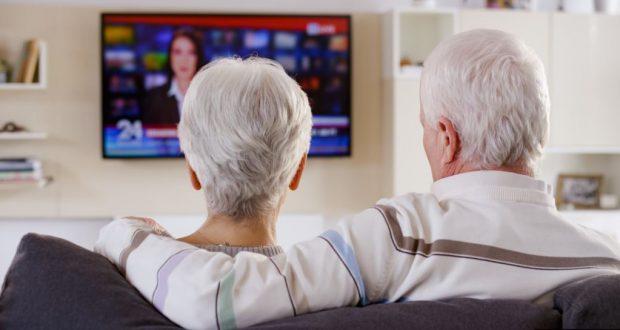 Quienes pasaron más tiempo frente a la TV tenían más probabilidades de estar inactivas, con sobrepeso, fumadores, poco saludables y tener un ingreso familiar anual de menos de $ 50.000, informan los investigadores en el Journal of American Heart Association.