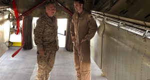El general de Infantería de Marina Frank McKenzie, jefe del Comando Central de Estados Unidos, conversa con un oficial de la Fuerza Aérea debajo de un bombardero B-52 el viernes 7 de junio de 2019, en la base aérea de al-Udeid, en Qatar.