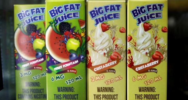ARCHIVO- Distintos sabores de líquidos para cigarrillos electrónicos a la venta en una tienda para fumadores de la ciudad de Nueva York. 1-5-18. REUTERS/Mike Segar.