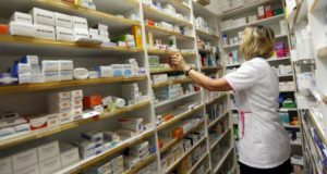 Avanza ley que sancionaría a boticas por inducir compras.