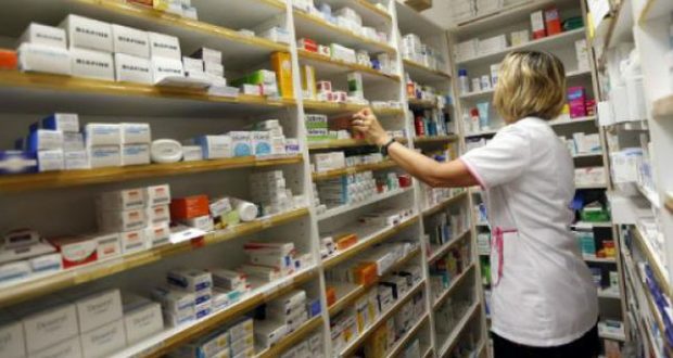 Avanza ley que sancionaría a boticas por inducir compras.