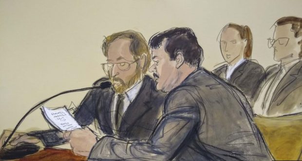 En este dibujo hecho en una sala de la corte federal de Brooklyn, en Nueva York, el miércoles 17 de julio del 2019, Joaquín "El Chapo" Guzmán, a la derecha, lee un documento, junto a un intérprete, minutos antes de ser sentenciado a cadena perpetua.