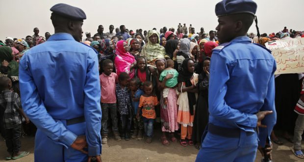 Policías sudaneses en Jartum, el 30 de junio de 2019.
