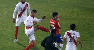 La terrible patada de Carlos Zambrano a Charles Aránguiz. (Foto: AFP)