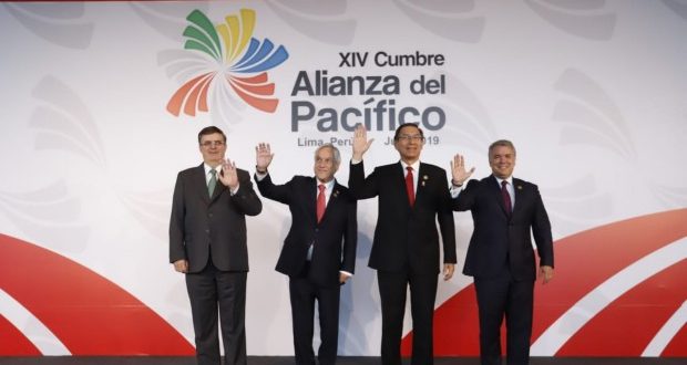 Clausura de la XIV Cumbre de la Alianza del Pacífico. Aparecen el canciller mexicano, Marcelo Ebrard, y los presidentes Sebastián Piñera de Chile, Martín Vizcarra del Perú e Iván Duque de Colombia.
