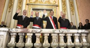 La ceremonia de juramentación se llevó a cabo ayer minutos después del mediodía en el Salón Dorado de Palacio de Gobierno. Castillo (izquierda) asume el sector Cultura y Moscoso (derecha) va a Defensa. (Foto: Presidencia)