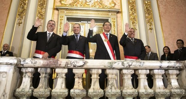 La ceremonia de juramentación se llevó a cabo ayer minutos después del mediodía en el Salón Dorado de Palacio de Gobierno. Castillo (izquierda) asume el sector Cultura y Moscoso (derecha) va a Defensa. (Foto: Presidencia)