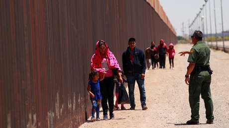 Migrantes centroamericanos se entregan a un agente de la Patrulla Fronteriza de EE.UU. en El Paso, Texas, el 15 de mayo de 2019.