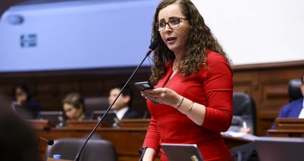 Rosa Bartra sustentará los dictámenes de Constitución en la sesión presidida por Daniel Salaverry. (Foto: Congreso).