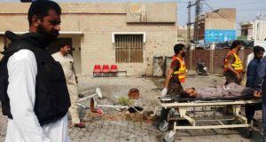 El personal de rescate pakistaní traslada a una víctima lesionada de un ataque con bomba suicida en la entrada de un hospital en la aldea de Kotlan Saidan. (Foto: AFP)