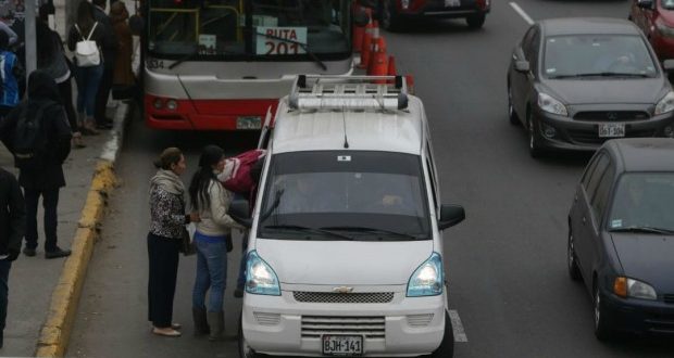Los colectivos informales que invaden la ruta del corredor Javier Prado son, sobre todo, minivanes (M2). Estos vehículos no están contemplados en el ‘pico y placa’. (Foto: El Comercio)