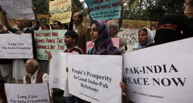 Miembros del Comité de Acción Conjunta en una vigilia por la paz entre India y Pakistán, Karachi, el 27 de enero de 2013.
Akhtar Soomro / Reuters