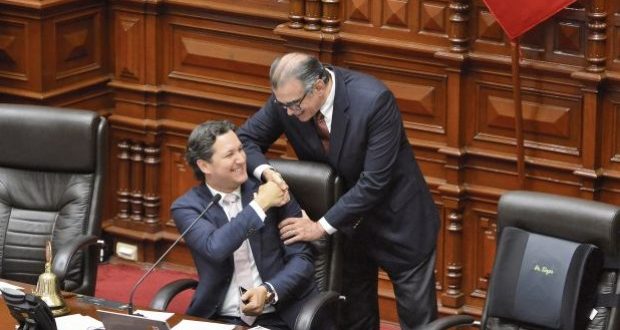 Daniel Salaverry y Pedro Olaechea, quienes disputarán la presidencia del Congreso, se saludaron en el pleno. (Foto: Mario Zapata/ El Comercio)