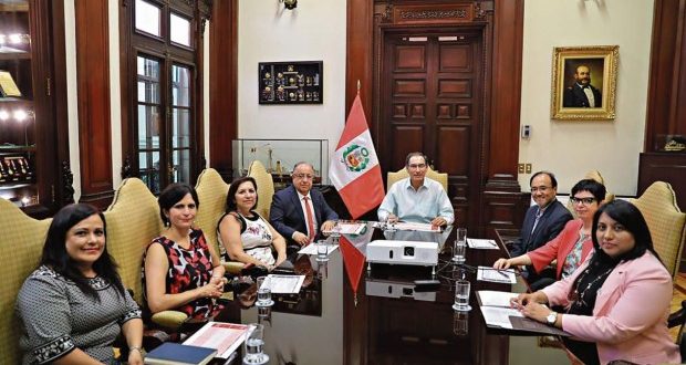 El presidente Martín Vizcarra en una reunión que sostuvo hace unos meses con los integrantes de la comisión de reforma política que encabezó Fernando Tuesta. (Foto: Andina)