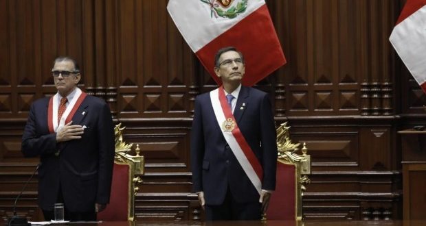 El presidente Martín Vizcarra en el hemiciclo del Congreso junto a su titular, el parlamentario Pedro Olaechea. (Foto: Anthony Niño de Guzmán/ GEC)