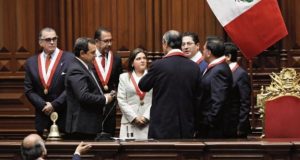 Tras el anuncio de Vizcarra, Mauricio Mulder y Javier Velásquez buscaron a los fujimoristas, seguidos por Salvador Heresi y Gilbert Violeta. A la junta se sumó Pedro Olaechea. (Foto: Anthony Niño de Guzmán / GEC)