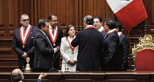 Tras el anuncio de Vizcarra, Mauricio Mulder y Javier Velásquez buscaron a los fujimoristas, seguidos por Salvador Heresi y Gilbert Violeta. A la junta se sumó Pedro Olaechea. (Foto: Anthony Niño de Guzmán / GEC)