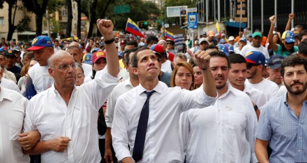 Las protestas comenzaron en la sede del legislativo en Caracas, donde Juan Guaidó, centro, dio un discurso antes de que los diputados celebraran una sesión especial para conmemorar el día de la independencia de Venezuela.