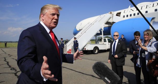 El presidente de EE.UU., Donald Trump, habla con periodistas en el aeropuerto municipal Morristown en Morristown, Nueva Jersey, antes de retornar a la Casa Blanca el domingo, 7 de julio, de 2019.