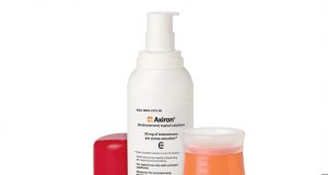 Esta foto proporcionada por Eli Lilly & Co. muestra la droga Axiron. Axiron, un gel para las axilas que se aplica como desodorante, es un medicamento utilizado por los hombres que luchan con los síntomas del envejecimiento asociado con un bajo nivel de testosterona.