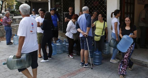 "En Venezuela, la crisis económica y humanitaria continúa ahondándose", indicó un reciente informe del FMI que revisó a la baja el crecimiento económica de la nación sudamericana.