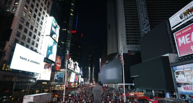 Pantallas apagadas en Times Square durante un corte de electricidad, el sábado 13 de julio de 2019 en Nueva York. (AP Foto/Michael Owens)