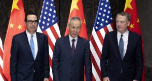 El viceprimer ministro chino, Liu He (centro), posa con el representante comercial de EE.UU, Robert Lighthizer, y el secretario del Tesoro, Steven Mnuchin, previo al diálogo en China, el 31 de julio de 2019.