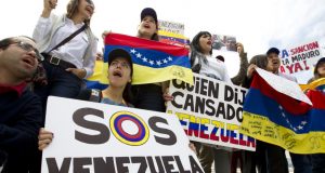 Las propiedades e intereses de personas designadas por el secretario del Tesoro y el secretario de Estado también están bloqueadas.