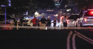 Autoridades trabajando en el lugar de un tiroteo masivo, el domingo 4 de agosto de 2019 en Dayton, Ohio. (AP Foto/John Minchillo)